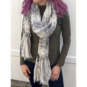Chunky Gray and White Knit Scarf NWOT